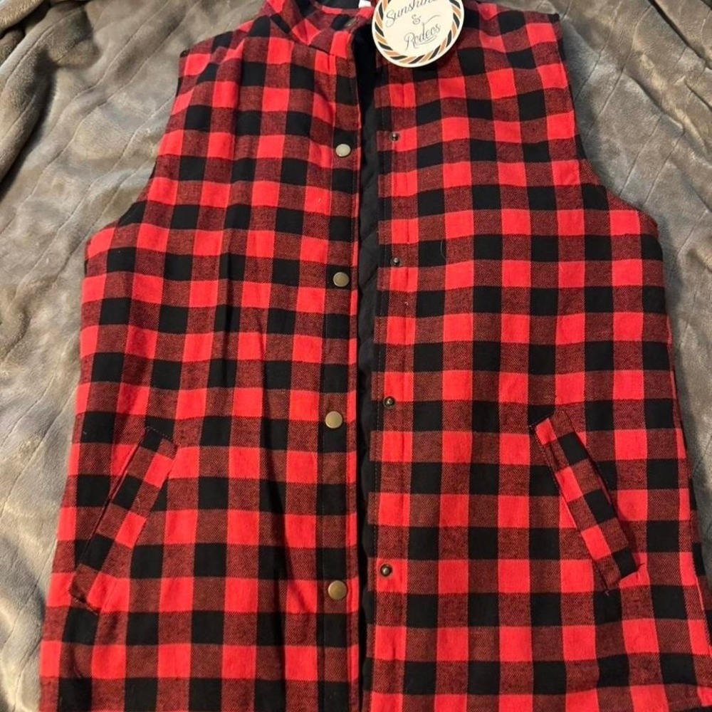 Sunshine & Rodeos Red Black Buffalo Plaid Quilted Snap Front Vest‎ Womens Medium